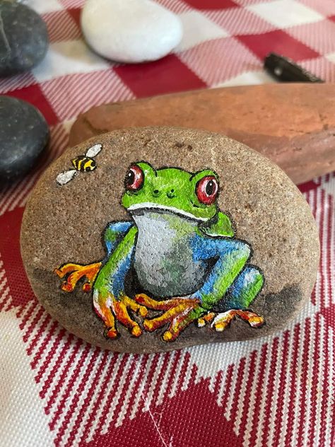 Frog Stone Painting, Frog Painted Rocks, Frosch Illustration, Frog Rock, Turtle Rock, Garden Rock Art, Diy Rock Art, Painted Rock Animals, Rocks Painted