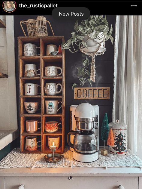 Kaffe Station, Metal Coffee Sign, Tea Station, Home Coffee Stations, Mug Display, Coffee Nook, Home Coffee Bar, Coffee Bar Home, Diy Kitchen Storage