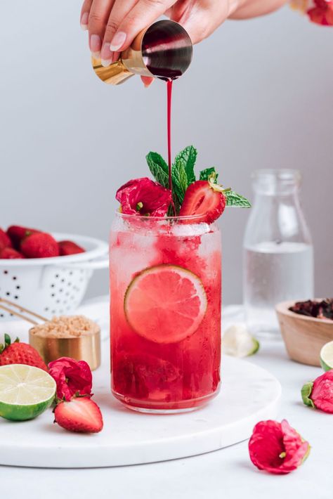 Hibiscus Tea Photography, Flower Drink Aesthetic, Hibiscus Tea Cocktail, Hibiscus Drink Recipes, Hibiscus Mocktail, Vodka Strawberries, Flower Drinks, Magical Drinks, Squash Drink