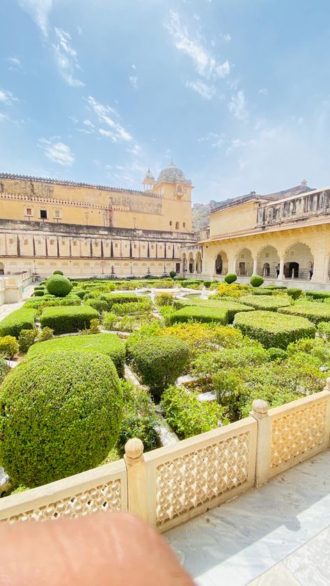 Amer fort located in Jaipur India 🇮🇳 Fun Kingdom Jaipur, Jaipur Snapchat, Jaipur Snapchat Stories, Rajasthan Aesthetic, Jaipur Tourism, Jaipur Aesthetic, Amer Fort Jaipur, Cigratte Wallpaper, Apple Watch Accessories Bands