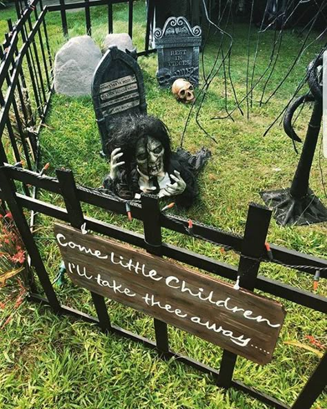 Hocus Pocus Decor Simple Outdoor Halloween Decor, Strašidelný Halloween, Scary Halloween Decorations Diy, Halloween Diy Outdoor, Hocus Pocus Party, Easy Diy Halloween Decorations, Halloween Outside, Casa Halloween, Hocus Pocus Halloween