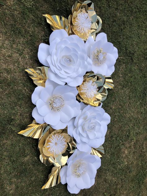 Rose Gold Paper Flowers, Flowers Cricut, Paper Projects Diy, Paper Snowflakes Diy, Kids Origami, Easy Paper Flowers, Diy Glass Bottle Crafts, Bridal Shower Diy, Flower Pots Outdoor