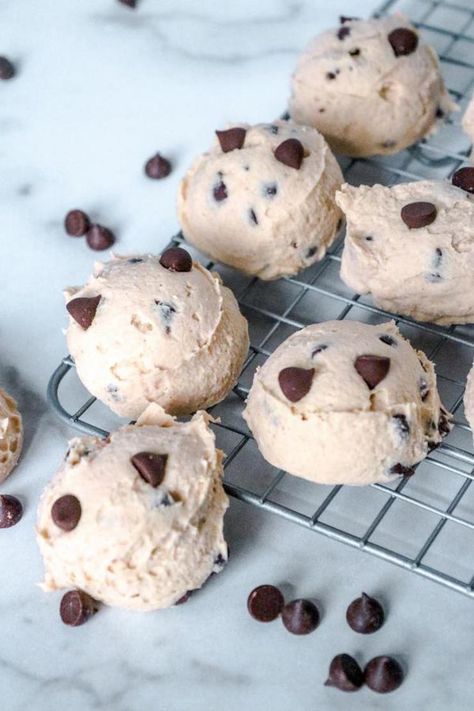 Keto Cookie Dough Fat Bombs Low Carb Cookie Dough, Keto Cookie Dough, Quick Cookies, Almond Crunch, Keto Chocolate Chip Cookies, Keto Candy, Fat Bomb, Keto Chocolate Chips, Cookie Dough Recipes