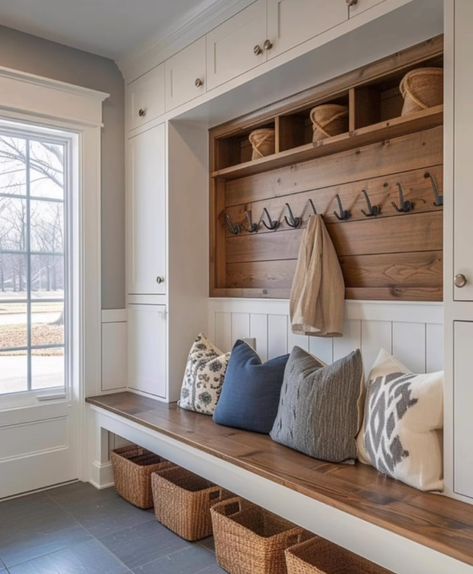 Small Mudroom Ideas, Foyer Ideas Entryway, Mudroom Remodel, Ideas Entryway, Ski Room, Mud Room Entry, Foyer Ideas, Mudroom Organization, Mudroom Entryway