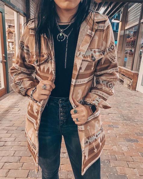 Sassy Pantz Boutique ➵ on Instagram: “Check out the website for the newly restocked Nacogdoches jacket! Perfect for these cold Texas nights during this rodeo season!! 🤩🤠 • • •…” Cold Weather Outfits Punchy, Rodeo Clothes, Rodeo Fits, Girly Blouse, Country Fits, Cowgirl Jeans, Southern Outfits, Cute Country Outfits, Wardrobe Wishlist