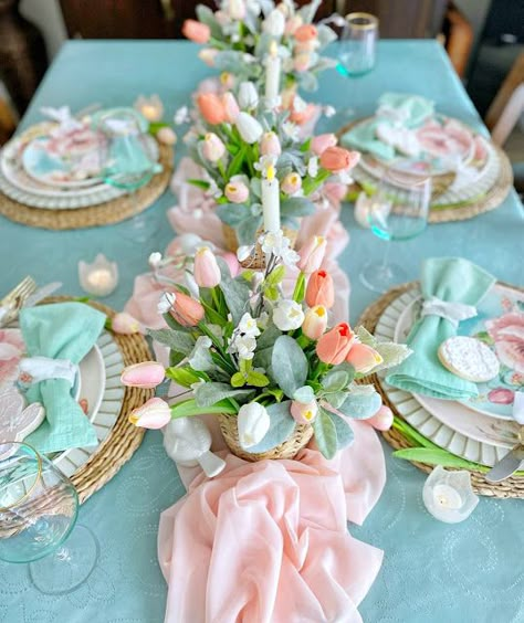 Easter God, Table Settings Ideas, Easter Dinner Table, Tulips Arrangement, Minimalist Table, Zucchini Salad, Tafel Decor, Beautiful Tablescapes, Easter Table Settings