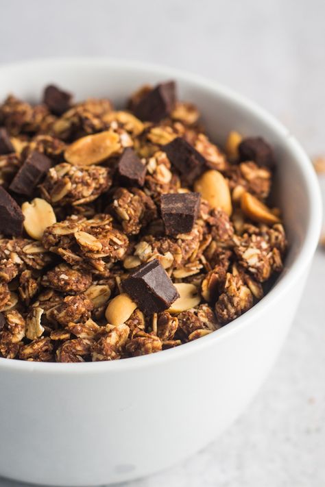 Chocolate Peanut Butter Granola, Peanut Butter Granola Recipe, Homemade Chocolate Peanut Butter, Snacks Vegan, Vegan Chocolate Recipes, Easy Granola, Peanut Butter Granola, Chocolate Granola, Snack Craving