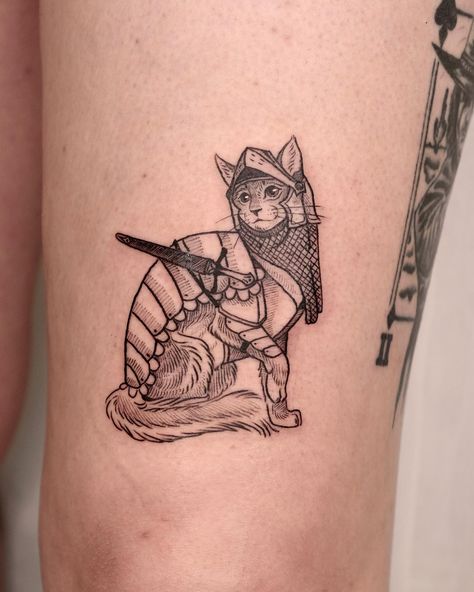 Vanessa‘s Feline Conquistador ⚔️ A big thank you to Vanessa for coming in and getting this brave, yet curious warrior 🥰 #goldcoasttattoo #medievalart #fantasytattoo #brisbanetattooartist #cattattoo #dndtattoo #dnd #pettattoo #custompetart #armor #armour Redwall Tattoos, Cat In Armor, Dnd Tattoo, Sushi Tattoo, Left Arm Tattoos, Punk Boy, Armor Tattoo, Tattoo Reference, Fantasy Tattoos