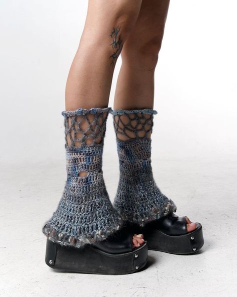 knitted leg warmers with high heels black sandals Crochet Flared Leg Warmers, Leg Warmers Crochet Pattern Free, Mohair Legwarmers, Leg Warmer Knitting Pattern, Knitting Leg Warmers, Flared Leg Warmers, Legwarmers Crochet, Crochet Legwarmers, Diy Leg Warmers