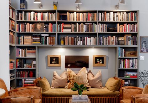 My Houzz: Art and Colorful Finds in a Manhattan Apartment - Transitional - Living Room - New York - by Rikki Snyder | Houzz Living Room New York, Shelter Design, Living Room Images, Casa Country, Home Library Design, Transitional Living, Eclectic Living Room, Home Libraries, Transitional Living Rooms