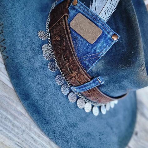 Blue cowboy hat, leather belt hat band with wrangler jean pocket and feather. Woodburned Cowboy Hat, Cowboy Hat Embellishments, Denim Cowboy Hat, Hat Bands Diy Ideas Western, Diy Hatbands, Custom Hat Bands, Hat Bar Ideas, Diy Cowboy Hats, Diy Leather Hat