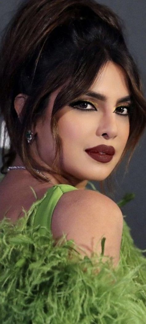 Priyanka Chopra Makeup Looks, Priyanka Chopra Makeup, Hazel Hair, Hazel Hair Color, Purple Lipstick, Kiara Advani, Red Hair Color, Actress Pics, Hot Pics