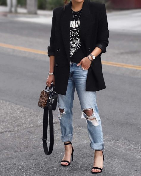 Blazer Graphic Tshirt Jeans Women, Blazer Concert Outfit, What To Wear To A Rock Concert Over 40, Rock Chick Outfits, Women Over 40 Fashion, Boho Rocker Chic, Black Tshirt Outfit, Rock Chick Style, Ramones T Shirt