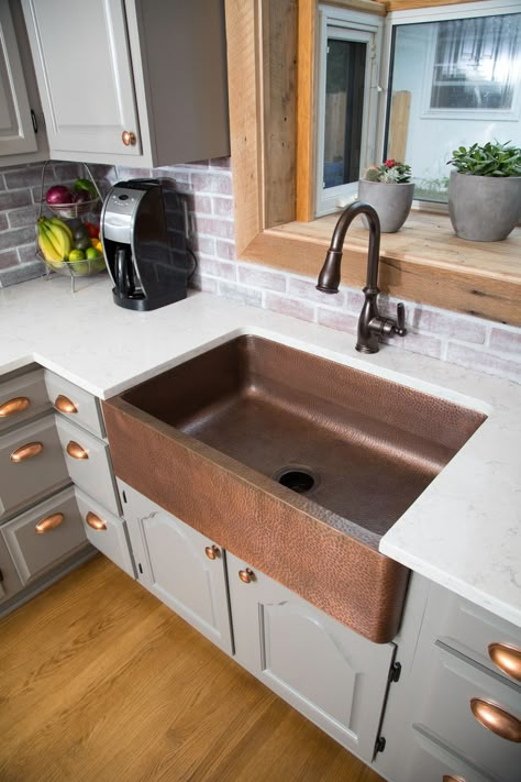 Copper Kitchen Sink Farmhouse, Best Kitchen Sinks, Copper Kitchen Sink, Kitchen Sinks Farmhouse, Kitchen Sink Design, Farmhouse Kitchen Sink, Comfortable Kitchen, Farmhouse Sinks, Sink Kitchen