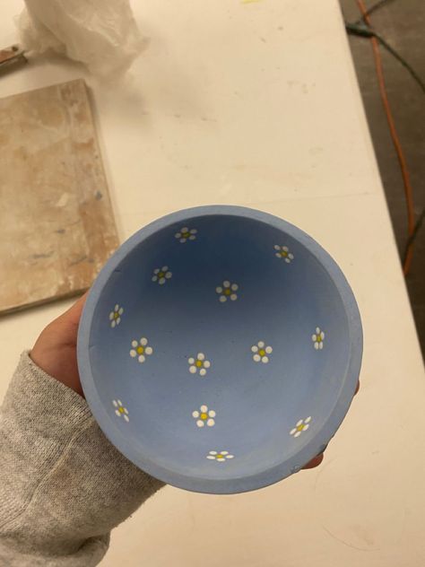 Ceramics Painting Ideas Easy, Pottery Cup Ideas Design, Pottery Inspo Bowls, Bowl Pottery Design, Paint Own Pottery Ideas, Cute Bowl Designs Painted, Minimal Pottery Painting, Simple Flower Pottery Painting, Pottery Painting Inspo Flowers