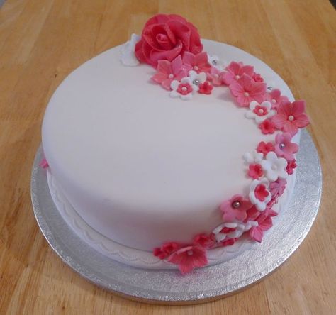 Cake Inspo Simple, Buttercream Cake Designs, Royal Icing Flowers, 80 Birthday Cake, Nice Flower, Lovely Cake, Icing Flowers, Flowers Cake, Cake Inspo