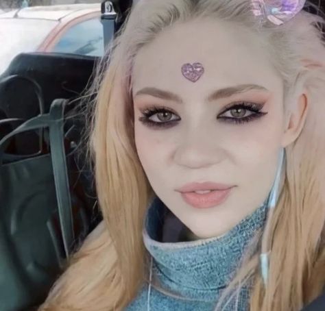 Grimes Makeup, Claire Boucher, Paparazzi Photos, Discreet Tattoos, Music People, Asian Makeup, I Forgot, Inspirational People, Makeup Inspo