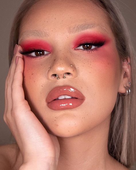 JEANNINE on Instagram: “Editorial kinda look 🍒  I used concealer on my brows for a bleached look but I lowkey wanna try bleaching my brows for real hmmmm 😆 Anzeige…” Makeup Red Eyeshadow, Colour Pop Makeup, Red Eyeshadow Palette, Red Eyeshadow Look, Edgy Photography, Fashion Editorial Makeup, Red Shadow, Colourpop Eyeshadow, Cute Halloween Makeup