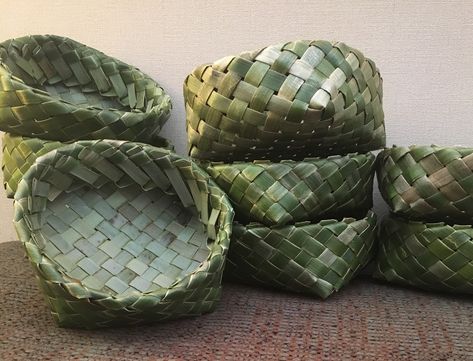 Weaving green, harakeke Green Weaving, Lauhala Weaving, Kete Whakairo, Harakeke Weaving, Nature Packaging, Maori Weaving, Ambience Decor, Palm Leaf Baskets, Green Packaging