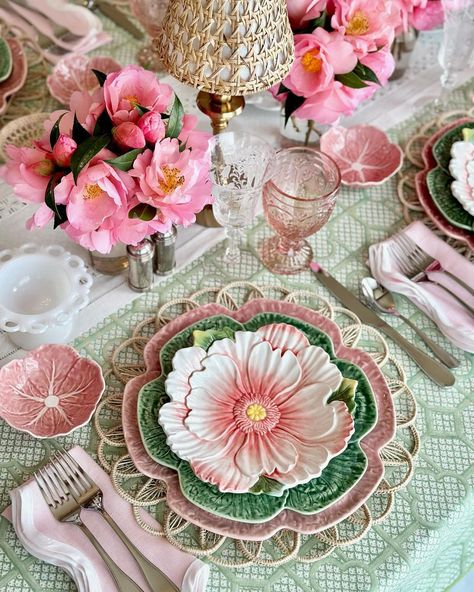 Deborah - Addicted to china | I’m loving my new Famille Rose Fruit Bowl (gifted) and Canton Rose tablecloth from @williamssonoma Here I have used the bowl as a… | Instagram Amanda Lindroth Tablescape, Tablescape Design, Vintage High Tea, Posting On Instagram, Pretty Table Settings, Crockery Design, Ceramic Cafe, Bordallo Pinheiro, Spring Tablescapes