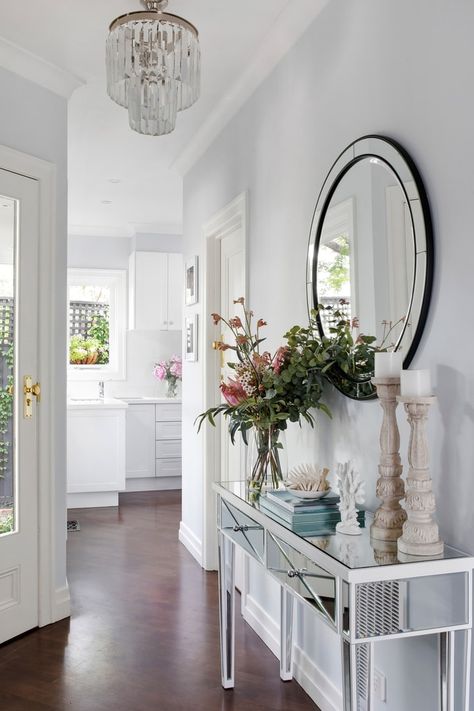 How to Pull Off Classic Hamptons Interior Design - TLC Interiors Hamptons Entryway, Hamptons House Interior, Hamptons Living Room, Hamptons Interior Design, Hamptons Interior, Blue And White Living Room, Beach House Interior Design, Fake Plants Decor, Natural Living Room