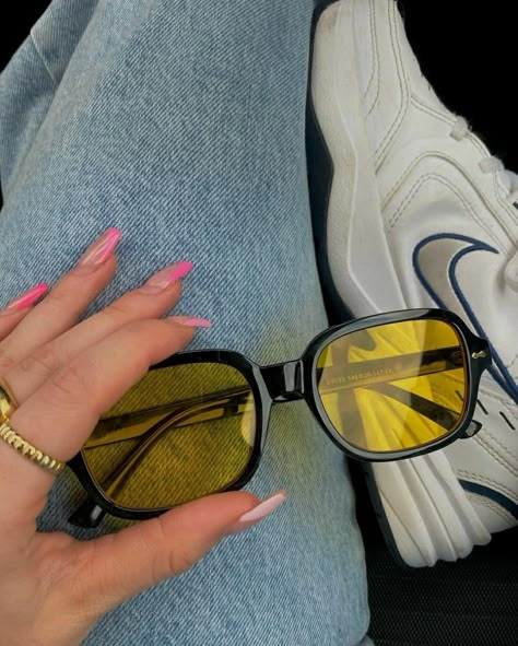 Sunglasses With Yellow Lenses, Yellow Glasses Aesthetic, Yellow Sunglasses Aesthetic, Sunglass Photoshoot, Yellow Glasses, Yellow Sunglasses, Fashion Eye Glasses, Artist Aesthetic, Stylish Glasses