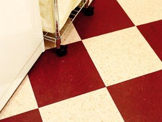 still dreaming Check Floor, Red Tile Floor, Red Kitchens, Painted Wooden Floors, White Kitchen Floor, Diy Beauty Tips, Laundry Mudroom, White Hallway, Rubber Floor Tiles