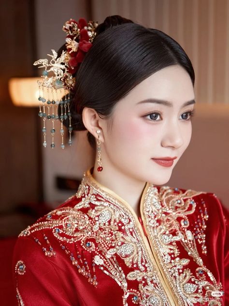 Sangjit Makeup Look, Wedding Makeup Chinese, Chinese Wedding Makeup Brides, Chinese Bridal Makeup, Chinese Bride Makeup, Tea Ceremony Hair, Geisha Hairstyles, Wedding Chinese, Fashion Editorial Makeup