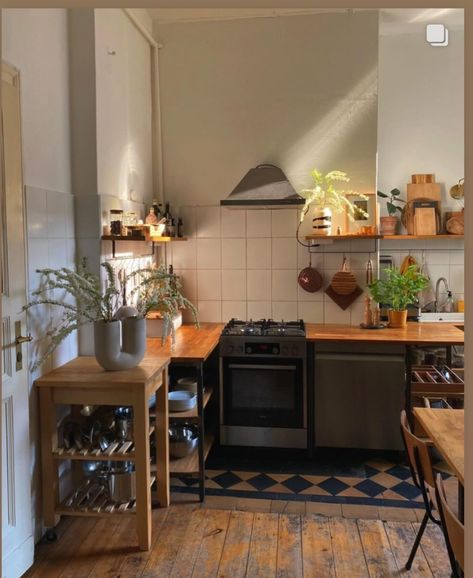 Coquette Asthetic, Funky Apartment, Bloxburg Town, La Apartment, Bohemian Apartment, Vintage Apartment, Berlin Apartment, Dream Things, Aesthetic Kitchen