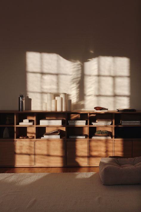 golden hour in our living room, the empty wall looks beautiful during evenings - #altbau #altbauwohnung #gallerywall #emptywall #sideboardstyling #candles #finnjuhl #livingroomstorage #livingroomwalls Japanese Living Room, Interior Simple, Loft Interior, Soft Minimalism, Styling Photography, Japandi Interior, Hotel Room Design, Minimalist Interior Design, Media Kit