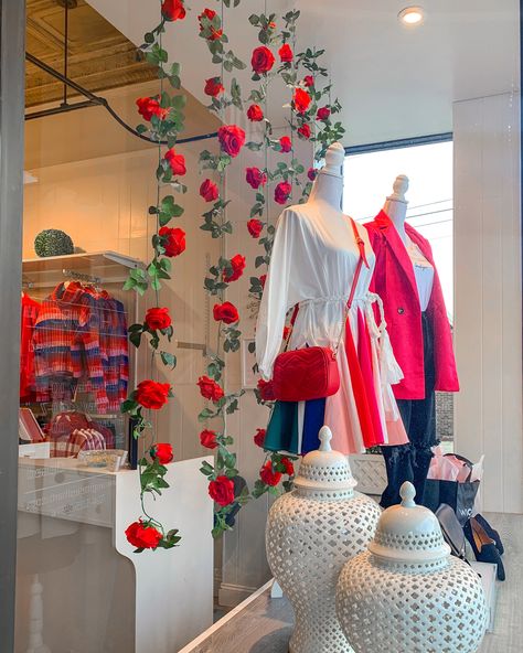 Clothing Boutique Decor, Boutique Window Displays, Retail Store Interior Design, Boutique Spa, Store Window Displays, Store Design Boutique, Window Display Design, Retail Store Interior, Boutique Decor