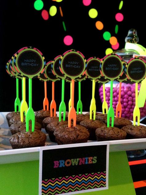 Dark Birthday Party, Glow In The Dark Birthday, Glow Party Decorations, Dark Birthday, Cheap Birthday Party, Neon Party Decorations, Neon Cakes, Glow Stick Party, Glow In Dark Party