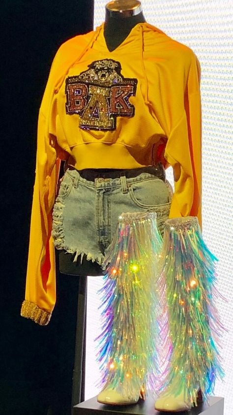 Beyonce Coachella Outfit, Beyonce Costume, Beyonce Birthday, Beyonce Performance, Pyramid Stage, Beyonce Coachella, Queen Bee Beyonce, Beyonce Outfits, Bee Costume