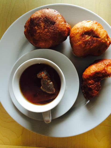 Amagwinya ne rooibos.   Tea and Vetkoek  South Africa cuisine South African Recipes, Rooibos Tea, Cuisine Recipes, African Food, Sweet Savory, South African, Finger Foods, South Africa, Yummy Food