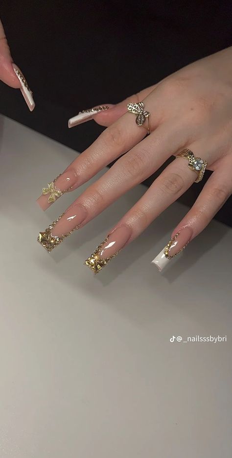 New Years Nails Acrylic Square, Nails Designs With Initials, Gold Nails Medium Length, Square Acrylic Nails Gold, Long Nails With Diamonds, 21st Bday Nail Ideas, Gold Nail Inspo Acrylic, White And Gold Acrylics, Fancy Nails Designs Classy