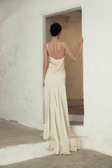 Wedding Dress Cuts, Minimalist Bride, Silk Wedding Dress, Wedding Dresses Satin, Gala Dresses, Satin Gown, Satin Wedding, Gorgeous Gowns, Gorgeous Wedding