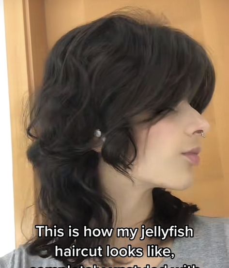 Jellyfish Haircut On Wavy Hair, Grown Out Jellyfish Haircut, Short Jellyfish Hair Curly, Jellyfish Haircut Thick Hair, Jellyfish Haircut On Curly Hair, Jellyfish Haircut Front View, Jellyfish Haircut Wavy, Jellyfish Cut Short, Wavy Jellyfish Haircut