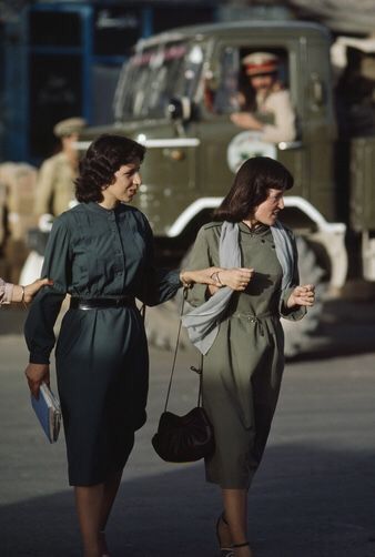 Afghanistan Women, Afghanistan Photography, Afghanistan Culture, 70s Photos, Kabul Afghanistan, Persian Fashion, Afghan Girl, Shadow Photos, Iranian Women