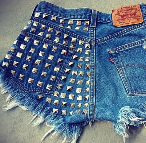 Levis, denim, jeans, shorts, hot pants, love, studs, borchie, studded, fashion, style, must #denim #studs Studded Jean Shorts, Lolla Outfits, Indie Festival, 2010s Nostalgia, Studded Shorts, Indie Sleaze, 2025 Fashion, Digital Closet, Stockholm Style