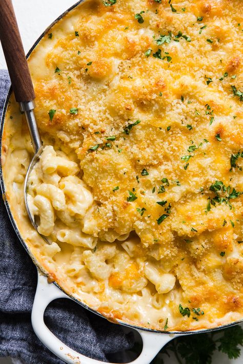 Classic Baked Macaroni and Cheese by The Modern Proper. This baked macaroni and cheese recipe is a throwback to a childhood classic with an extra cheesy, velvety sauce and all the crispy crusty parts everyone will fight over. Pasta Buffet, Makaroni Keju, Best Mac N Cheese Recipe, Baked Mac And Cheese Recipe, Easy Mac And Cheese, Creamy Macaroni And Cheese, Modern Proper, Best Mac And Cheese, Creamy Mac And Cheese