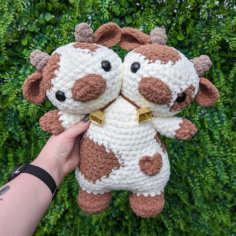 Jumbo Brown & Cream Two-Headed Cow 🤎 📎 Available for purchase on my website, link in bio! https://delaraescreations.com/ 📖 Pattern: @rin.meow21 🧶 For specific such as: pattern links, yarn brand/type/shade details, hook size, eye size, etc please see the plushie gallery linked in my bio! ❤️ Likes, comments, shares, saves, and follows are encouraged and appreciated to help with the ever-changing algorithm! 👋 Hi! Thank you so much for visiting my page. Delarae's Creations is a women-owne... Crochet Animal Heads, Cow Crochet Plushie, Chocolate Cow, Cow Crochet, Amigurumi Cow, Crochet Plushie, Crochet Cow, Kawaii Gifts, Plush Pattern