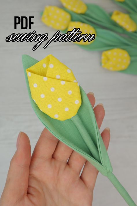 To make 7 tulips we need: - fabric for flowers 105cm (41 1/2") x 18cm (7"); - fabric for stems 32cm (12 1/2") x 23cm (9"); - fabric for leaves 55cm (21 1/2") x 33cm (13"); - chenille wire; - threads for sewing; - filler for toys. Fabric Tulips Diy How To Make, Craft Fair Sewing Projects, Fabric Tulips Tutorial Free Pattern, Makeup Bags Diy, Fabric Flowers Diy Easy, Fabric Tulips, Easy Fabric Flowers, Flower Fabric Pattern, Diy Makeup Bag