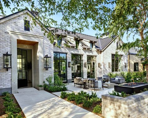 Timeless Farmhouse Style Modern Home - Phoenix, Arizona California Ranch Style Homes Exterior, California Ranch Style Homes, Modern Ranch Style Homes, Modern Cottage Homes, Modern Ranch House, Lake Houses Exterior, Farmhouse Architecture, California Wine Country, Modern Rustic Homes