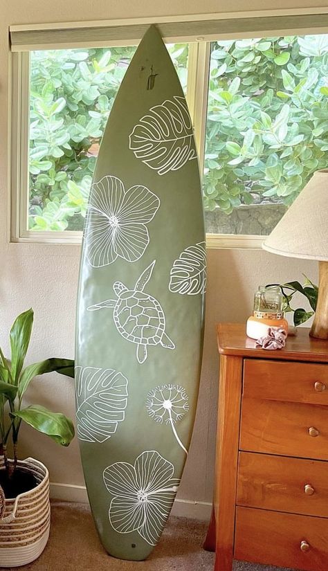 Surfboard Design Aesthetic, Diy Surfboard Painting, Surf Bored Design, Surf Board Designs Surfboard Art Paint, Surf Board Art Design, Painting Surfboards Diy, Surfing Board Designs, Paintings On Surfboards, Painted Surfboard Decor