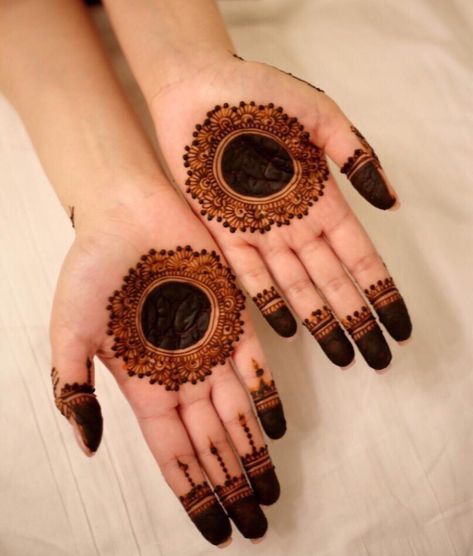 Mehendi Designs Palms Modern, Pretty Henna Designs Palm, Mehandi Round Designs, Circle Mehndi Designs Palm, Easy Round Mehndi Designs, Eid Mehndi Designs Moon, Simple Round Mehndi Designs, Mehndi Palm Designs, Moon Mehndi Design