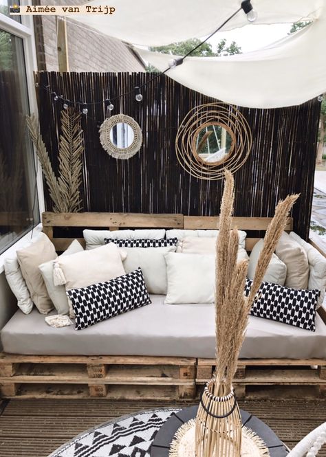 Pallet Lounge Outdoor, Solarium Ideas, Pallet Bank, Boho Outdoor Space, Small Patio Design, Pallet Lounge, Pallet Garden Furniture, Stylish Bedroom Design, Patio Inspiration