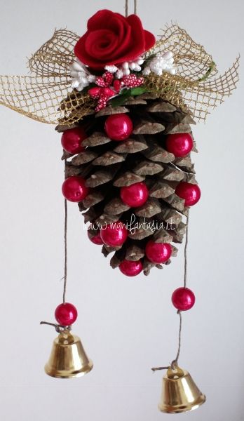 decorazioni natalizie con le pigne fai da te - manifantasia Božićne Dekoracije, Pinecone Crafts Christmas, Diy Spring Wreath, Natural Christmas Decor, Christmas Decorations Living Room, Pine Cone Crafts, Xmas Diy, Christmas Flowers, Spring Diy