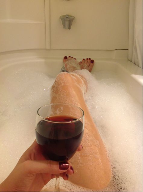 .♥ relaxing in the bathtub..yes please! However, make mine TEA and not wine.....or put PEPSI in that fancy wine glass! Photographie Art Corps, Woman Wine, Wine Art, A Glass Of Wine, Wine Time, Glass Of Wine, Simple Pleasures, Bath Time, Me Time