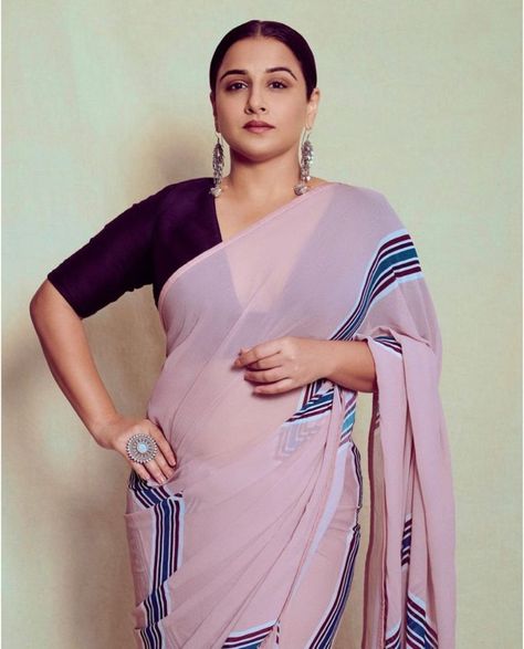 Vidhya Balan Saree, Vidya Balan Saree Blouse, Vidya Balan Saree, Saree Blouse Back, Off White Saree, Simple Saree Designs, Purple Saree, Vidya Balan, Blouse Back