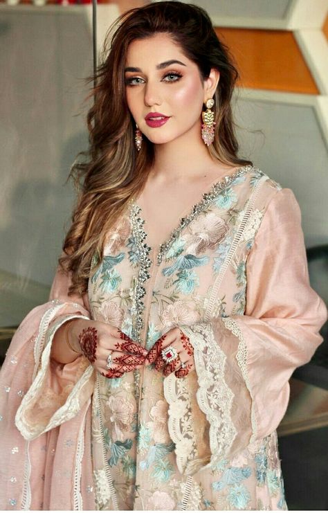 Minahil Ali Wattoo, Shakira Style, Pakistani Mehndi Dress, Saira Shakira, Pakistani Party Wear Dresses, Mehndi Dress, Pakistani Party Wear, Celebrity Faces, Basic Mehndi Designs